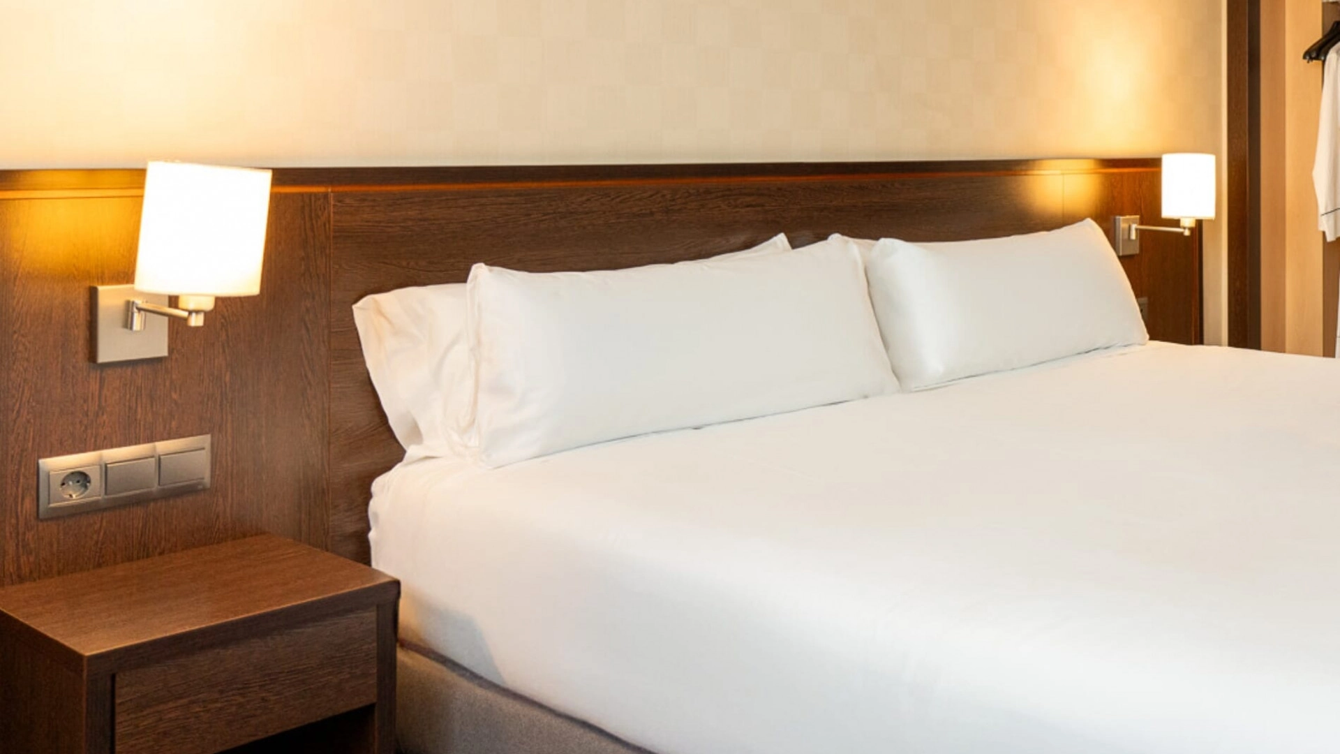 00-hotel-lugano-habitacion-slider-cama.jpg